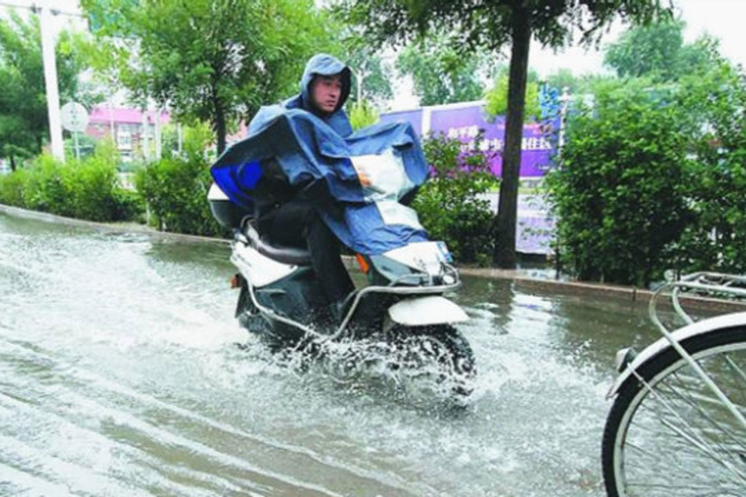 Electric Mopeds and Rain What You Need to Know - Cyclemix